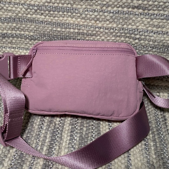 *** SOLD *** lululemon Wear Everywhere Belt Bag - Picture 3 of 9